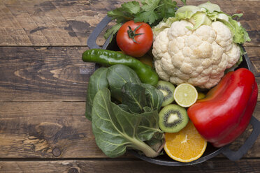 Verschiedene Früchte und Gemüse mit Vitamin C im Kochtopf - SKCF00426