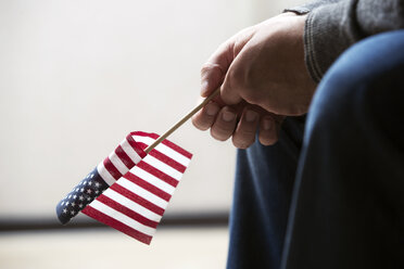 Ausgeschnittenes Bild einer Person mit amerikanischer Flagge - CAVF41260