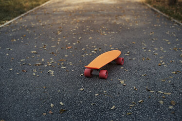 Hohe Winkel Ansicht von Skateboard auf der Straße - CAVF41280