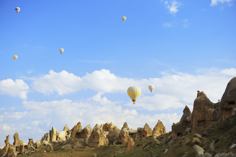 Niedriger Blickwinkel auf Heißluftballons über Kappadokien, lizenzfreies Stockfoto