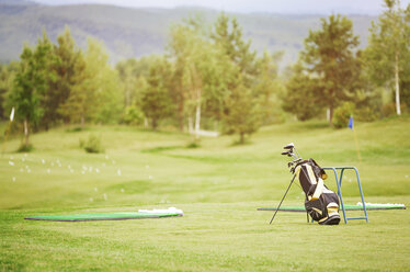 Golfschläger in der Tasche auf dem Feld - CAVF41289