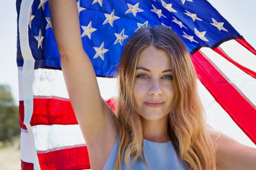 Porträt einer Frau mit amerikanischer Flagge - CAVF41361