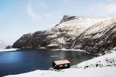 Blick auf einen schneebedeckten Berg auf den Färöer Inseln - CAVF41367