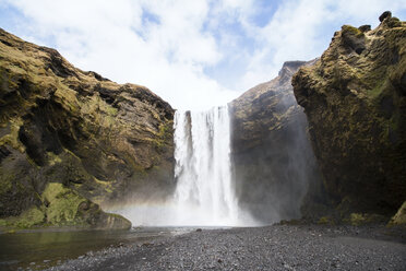 Idyllischer Blick auf den Wasserfall Skogafoss - CAVF41369