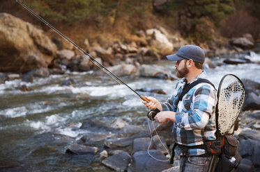 Mann fischt im Fluss im Wald - CAVF41416