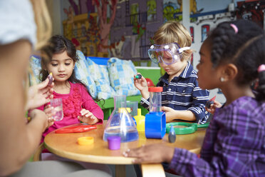 Kinder beim wissenschaftlichen Experiment am Tisch in der Vorschule - CAVF41526