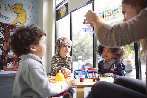 Lehrerin zeigt Kindern in der Vorschule ein wissenschaftliches Experiment - CAVF41531