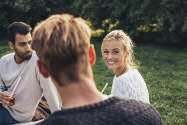 Porträt einer glücklichen Frau auf einer Dachterrassenparty mit Freunden - MASF04693