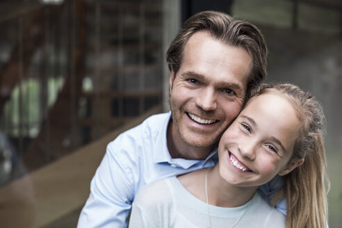 Porträt von glücklichem Vater und Tochter im Freien - MASF04701