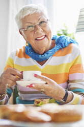 Porträt einer glücklichen älteren Frau beim Kaffee trinken im Pflegeheim - MASF04708