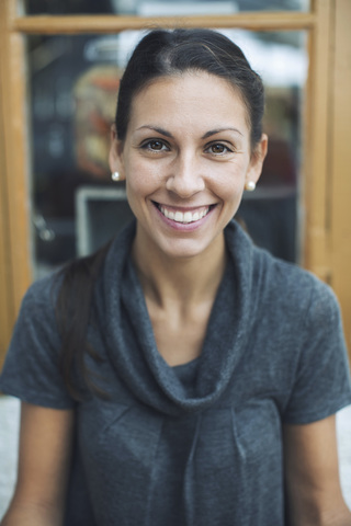 Porträt einer glücklichen Frau im Cafe, lizenzfreies Stockfoto