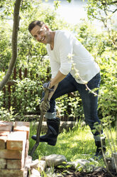 Seitenansicht Porträt von glücklichen Mann Gartenarbeit im Hof - MASF04754