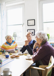 Ältere Menschen diskutieren am Frühstückstisch im Pflegeheim - MASF04764