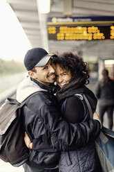 Seitenansicht Porträt des glücklichen Paares umarmt auf U-Bahn-Plattform - MASF04788