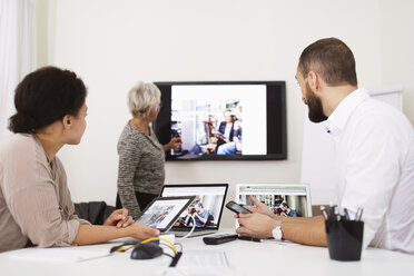 Side view of businesswoman giving presentation to colleagues in office - MASF04804