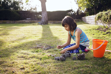 Mädchen erkundet Pflanzen im Park - CAVF41675