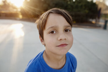 Porträt eines süßen Jungen auf der Straße - CAVF41689