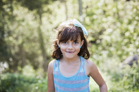 Porträt eines lächelnden Mädchens im Wald, lizenzfreies Stockfoto