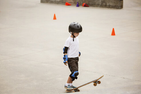 Junge stehend mit Skateboard auf Rampe - CAVF41709