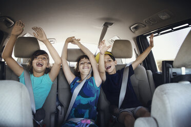 Glückliche Familie auf Reisen im Auto - CAVF41720