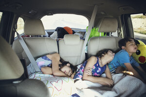 Müde Geschwister schlafen im Auto - CAVF41733