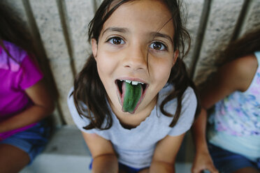 Porträt eines Mädchens mit grüner, bonbonfarbener Zunge - CAVF41760