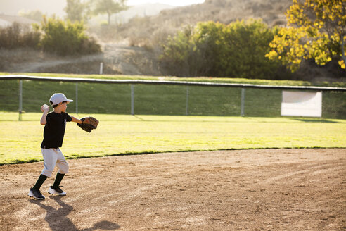 Junge spielt Baseball auf dem Spielplatz - CAVF41762