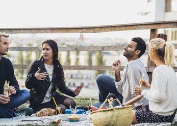 Multiethnische Freunde feiern eine Party im Dachgarten - MASF04825