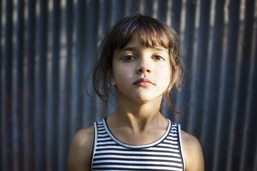 Porträt eines selbstbewussten Mädchens an der Wand - CAVF41960