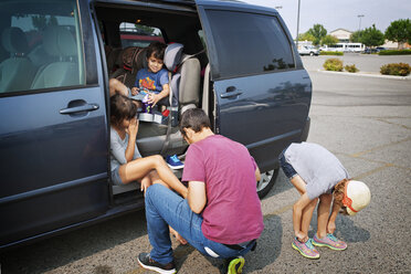 Familie vor Van auf der Straße im Urlaub - CAVF42000