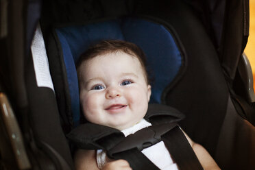 Porträt eines lächelnden kleinen Mädchens im Kinderwagen - CAVF42073