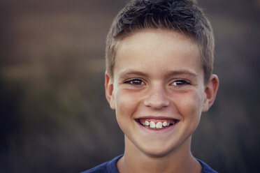 Porträt eines lächelnden Jungen auf einem Feld - CAVF42088