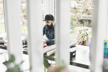 Männlicher Architekt bei der Arbeit am Tisch im Heimbüro - MASF04881