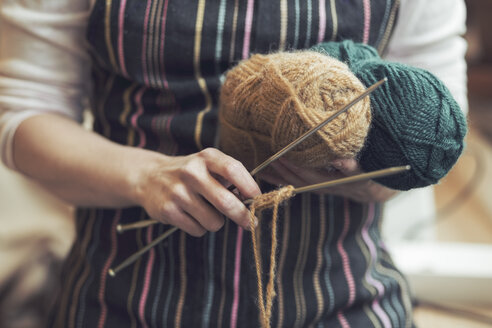 Mittelteil einer Frau mit Strickzeug zu Hause - MASF04898