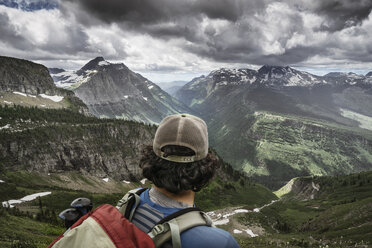 Rückansicht eines Wanderers, der vor einer Bergkette steht - CAVF42124