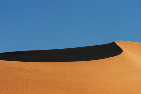 Blick auf Sanddünen vor blauem Himmel - CAVF42146