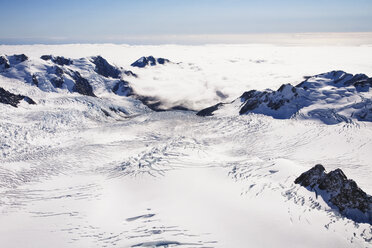 Nebel über schneebedeckten Bergen - CAVF42151