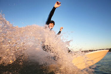 Porträt eines Mannes auf dem Surfbrett im Meer - CAVF42157