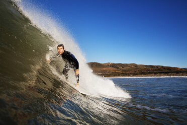 Surfer auf dem Surfbrett im Meer gegen den klaren blauen Himmel - CAVF42159