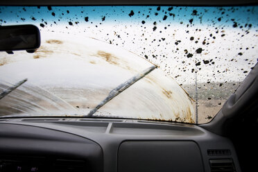 Wischerbewegung auf verschmutzter Windschutzscheibe durch Auto gesehen - CAVF42249