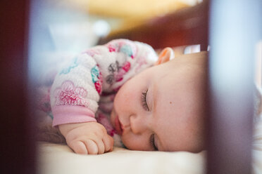 Nahaufnahme eines schlafenden Mädchens in einem Kinderbett - CAVF42329