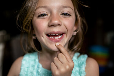 Porträt eines Mädchens mit Zahnlücke - CAVF42377