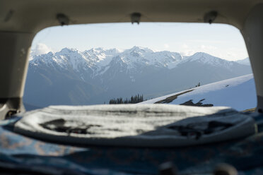 Aussicht auf schneebedeckte Berge vom Sportwagen aus gesehen - CAVF42505