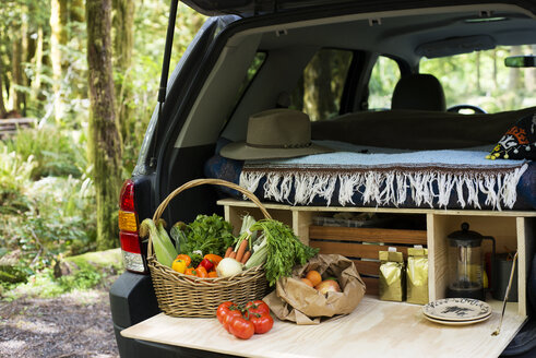 Gemüse in einem Korb im Kofferraum eines SUVs - CAVF42509