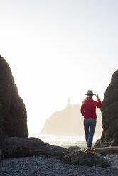 Rückansicht eines Wanderers, der am Ruby Beach vor einem klaren Himmel steht - CAVF42512