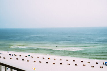 Blick von oben auf Panama City Beach bei klarem Himmel - CAVF42538