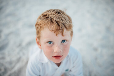 Hochformatiges Porträt eines Jungen am Strand von Panama City - CAVF42542