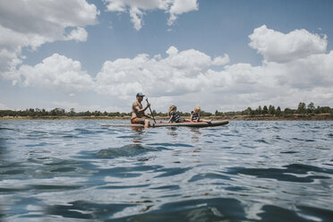 Vater paddelt mit Kindern auf dem Fluss - CAVF42554