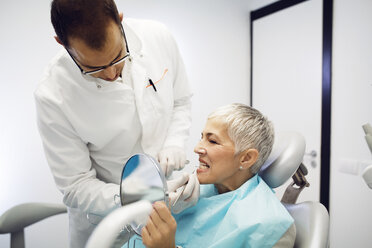 Zahnärztin überprüft Zähne einer Frau in der Klinik - CAVF42559