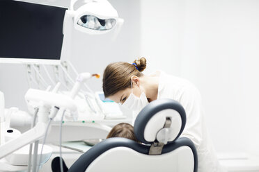 Zahnärztin bei der Untersuchung eines Patienten in einer Klinik - CAVF42581